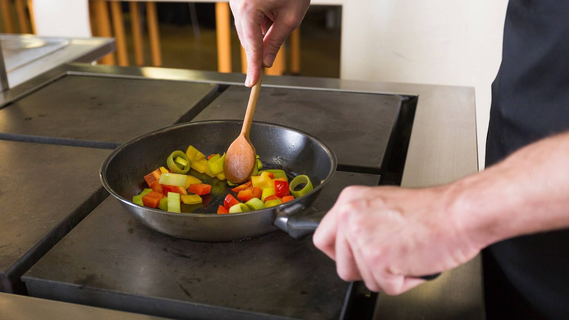 Är non-stick stekpannor verkligen säkra för vår hälsa? Upptäck sanningen bakom denna teknik!