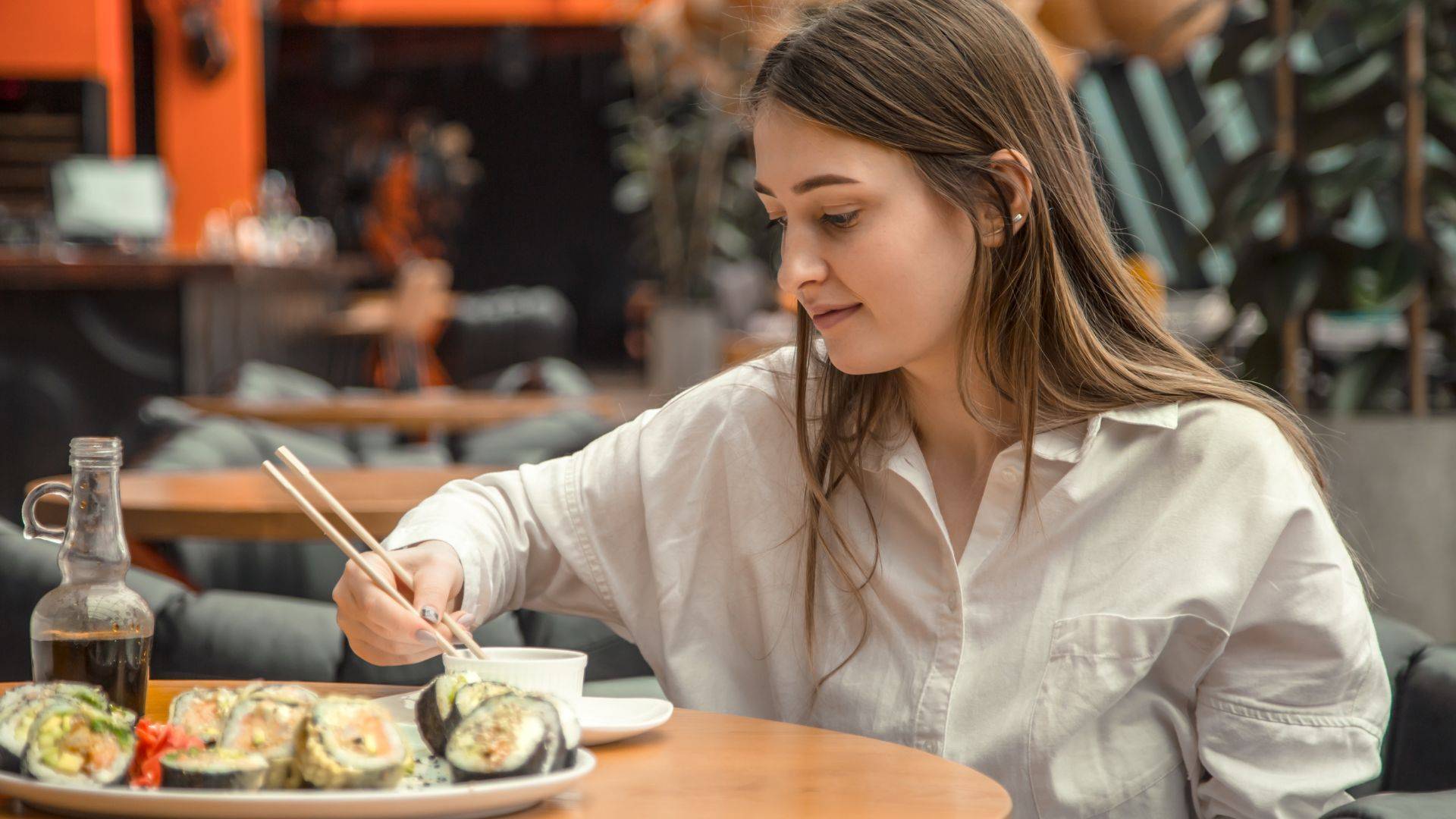 Om du äter sushi på det här sättet gör du fel: vad en japansk person aldrig skulle göra.