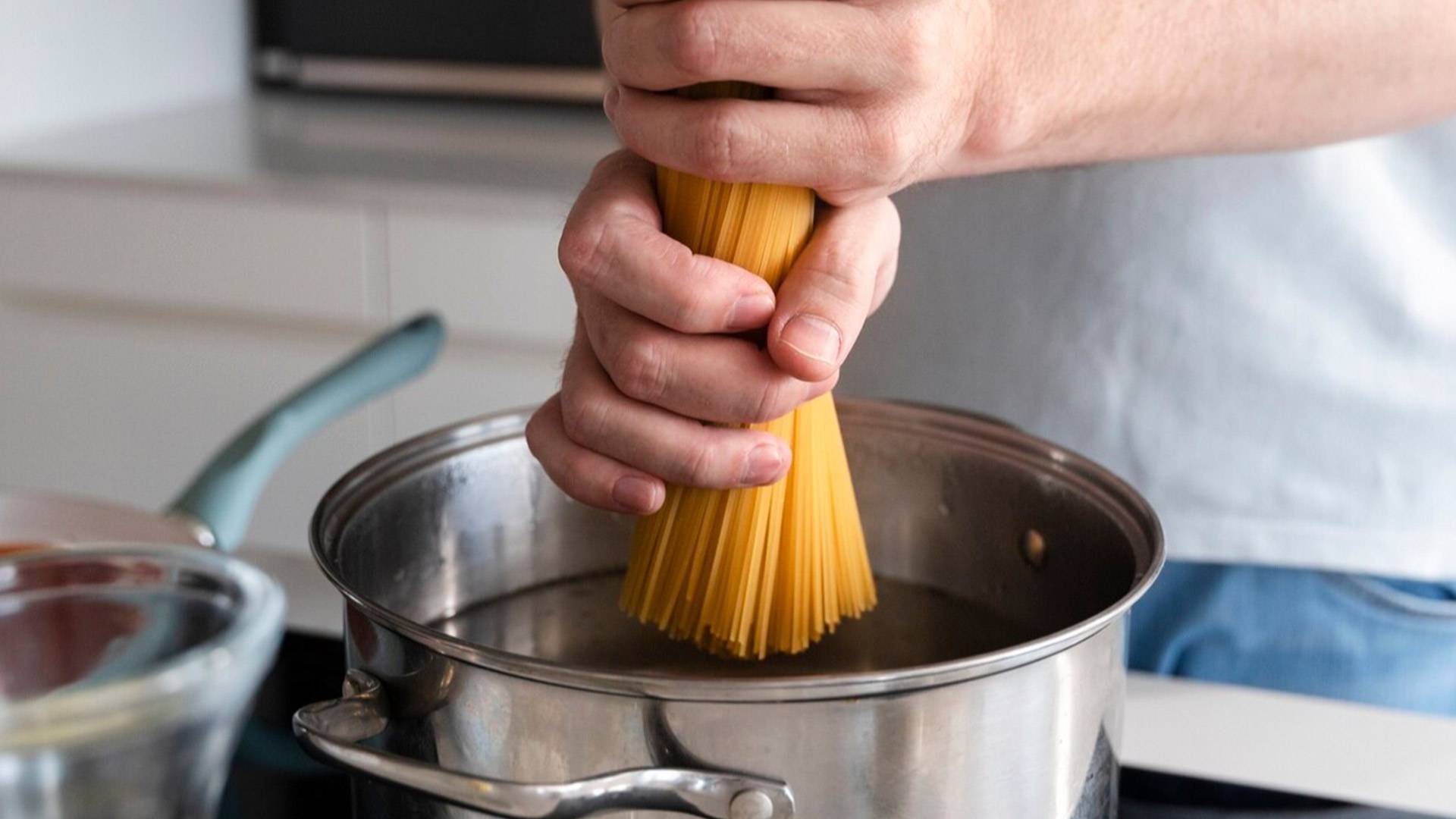 Du kanske kokar pasta på fel sätt och det gynnar utvecklingen av bakterier. Så här undviker du det!