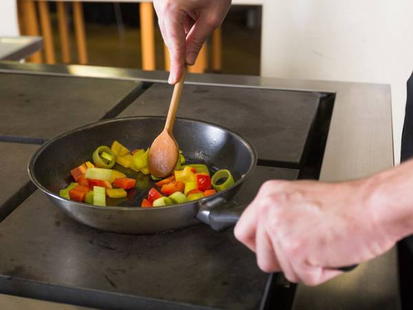 Är non-stick stekpannor verkligen säkra för vår hälsa? Upptäck sanningen bakom denna teknik!