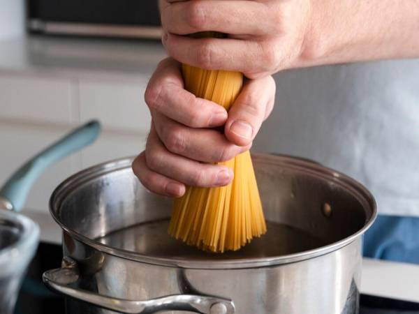 Du kanske kokar pasta på fel sätt och det gynnar utvecklingen av bakterier. Så här undviker du det!