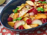 Recept Fruktsallad: persika, aprikos, hallon och mycket mer!