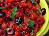 Recept Röd fruktsallad: jordgubbar, hallon, körsbär och vattenmelon, perfekt för sommaren!