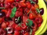 Recept Röd fruktsallad: jordgubbar, hallon, körsbär och vattenmelon, perfekt för sommaren!