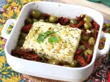 Recept Bakad fetaost med torkade tomater och oliver