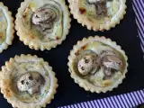 Recept Halloween-tårtor med svamp och vitlöks- och örtost