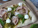Recept Pinsa med pesto och mortadella, klar på 10 minuter!