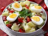 Recept Potatissallad med fetaost, ägg och körsbärstomater