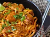 Recept Udon-nudlar med kyckling och en krämig thailändsk currysås