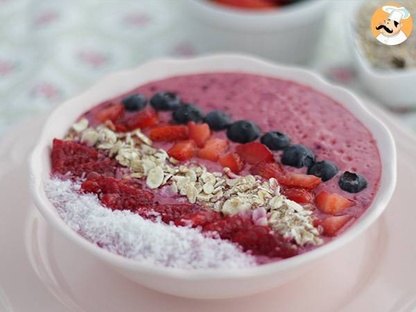 Recept Smoothie bowl med röd frukt