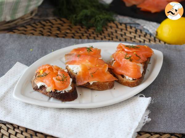 Recept Färsk getost och rökt lax på rostat bröd