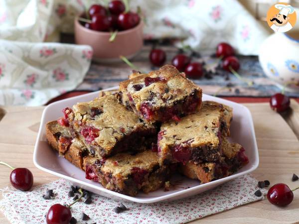 Recept Blondie med körsbär och choklad, den perfekta krispiga och smältande kakan