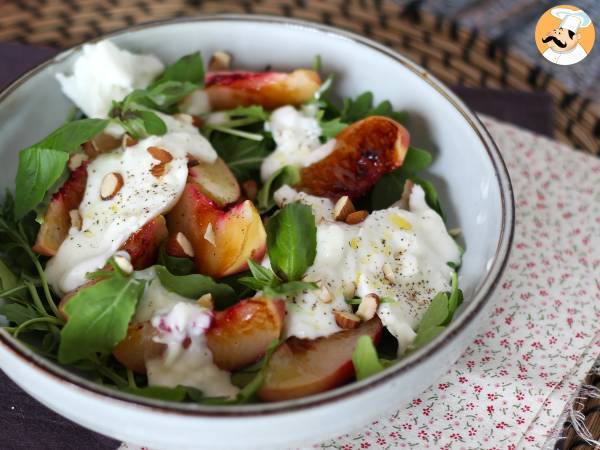 Recept Söt och salt sallad med rostade persikor, ruccola och burrata (söta sommarsmaker)