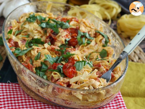 Recept Tagliatelle med feta och körsbärstomater - bakad feta pasta