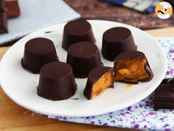 Recept Choklad fylld med saltad smörkola och mandel