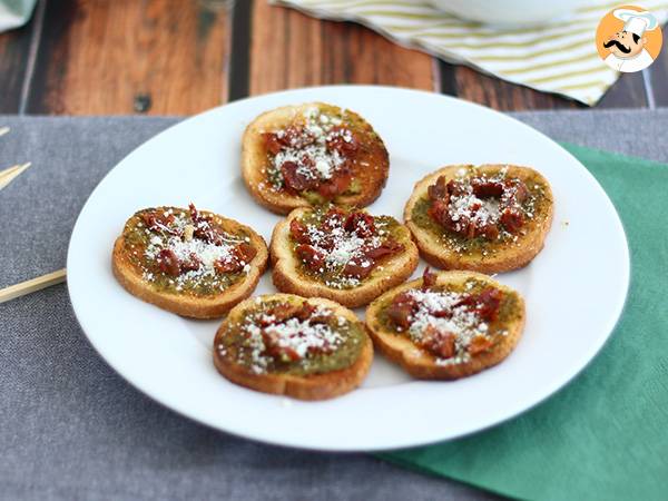 Recept Toast med pesto, parmesan och soltorkade tomater