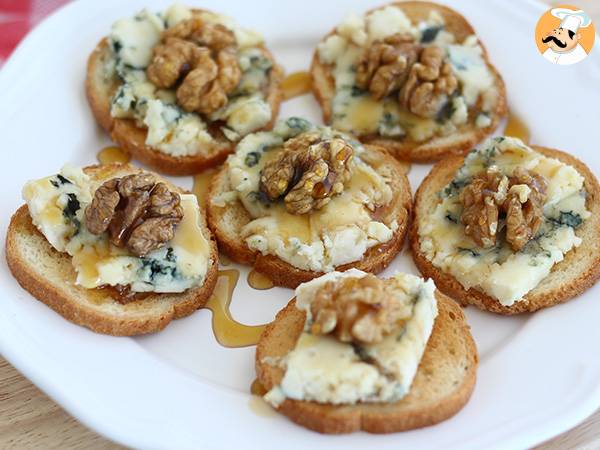 Recept Toast med roquefort, valnötter och honung