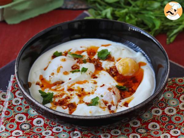 Recept Turkiska ägg på en bas av yoghurt och kryddig olja - çilbir