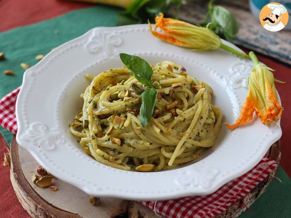 Recept Pasta med zucchiniblommor, ricotta och pistagenötter