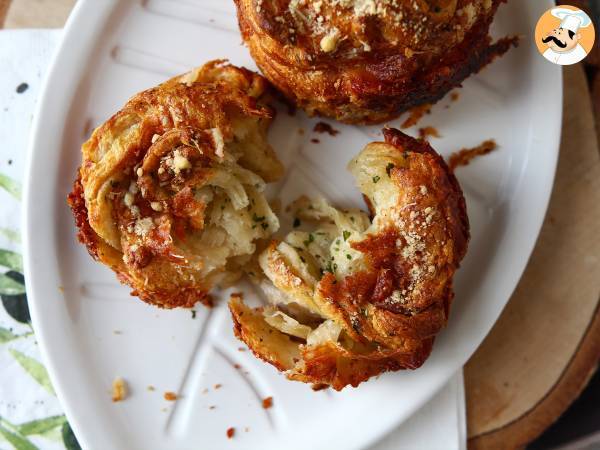 Cruffins, en kombination av croissant och muffins, i det här fallet med parmesan- och mozzarellaost. - Beredning steg 8