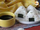 Tonfisk onigiri, den lilla japanska triangulära rismackan - おにぎり - Beredning etape 15