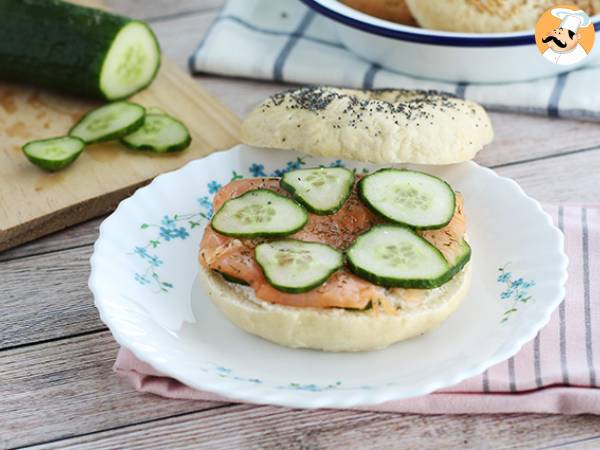 Bagel med lax, gurka och färskost - foto 3