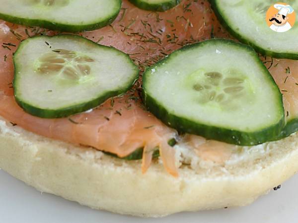 Bagel med lax, gurka och färskost - foto 4