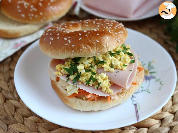 Bagelsandwich med kalkon, coleslaw, hårdkokt ägg