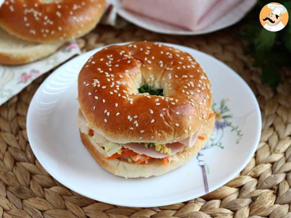 Bagelsandwich med kalkon, coleslaw, hårdkokt ägg - foto 2