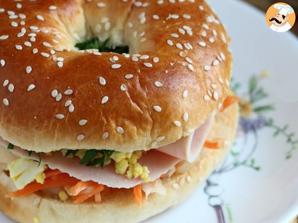 Bagelsandwich med kalkon, coleslaw, hårdkokt ägg - foto 3