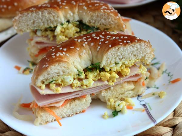 Bagelsandwich med kalkon, coleslaw, hårdkokt ägg - foto 4