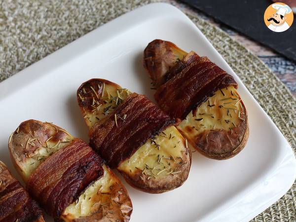 Bakad potatis inlindad i rökt bacon