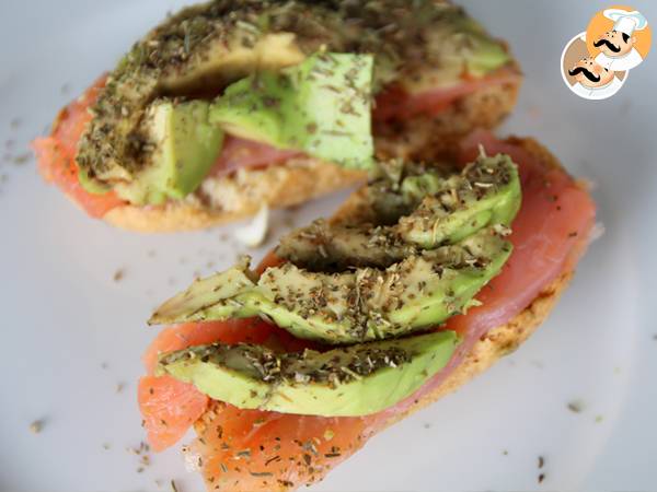 Bruschetta med lax och avokado