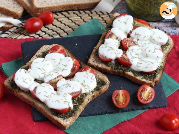 Bruschetta med pesto, körsbärstomater och mozzarellaost