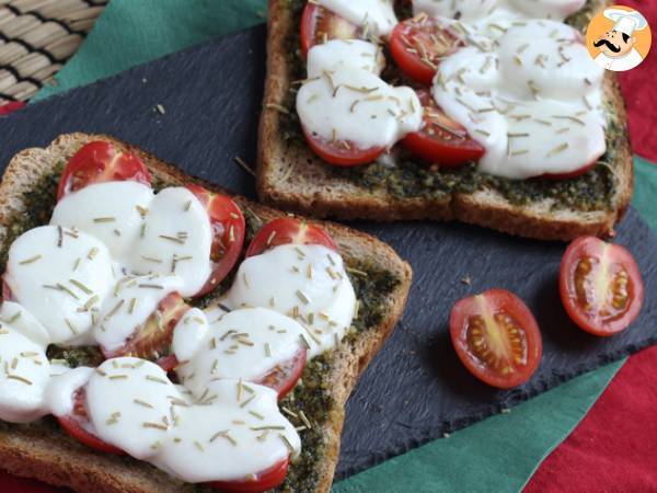 Bruschetta med pesto, körsbärstomater och mozzarellaost - foto 2