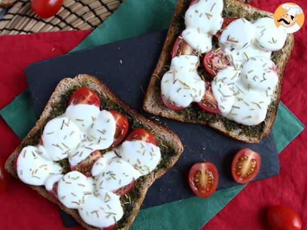 Bruschetta med pesto, körsbärstomater och mozzarellaost - foto 3