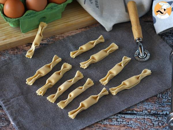 Caramelle, ravioli formade som godis med pumpa- och ricottafyllning