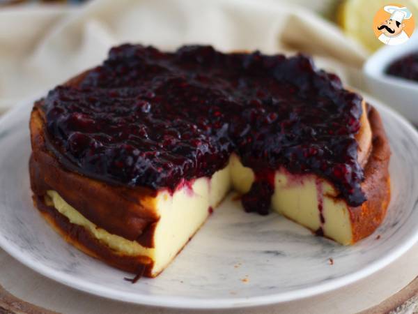 Cheesecake med sötad kondenserad mjölk och röd fruktkompott