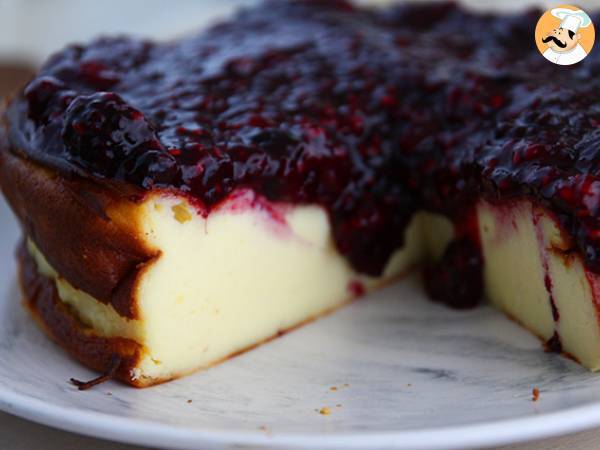 Cheesecake med sötad kondenserad mjölk och röd fruktkompott - foto 3