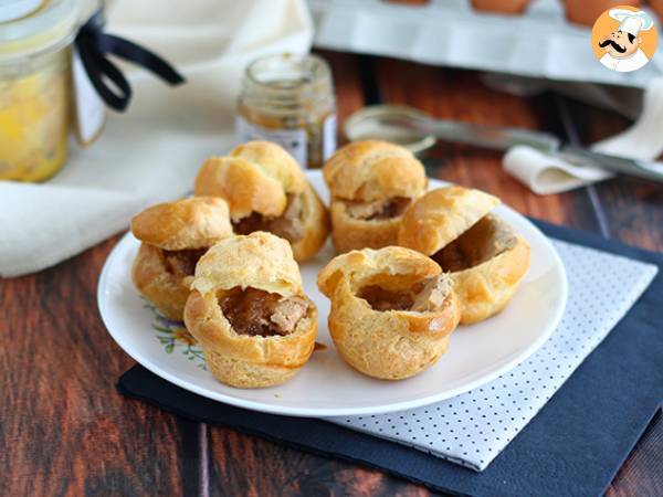 Chouxbakelser med foie gras och konfiterad lök