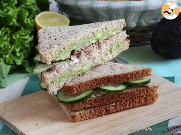 Club sandwich med tonfisk och avokado