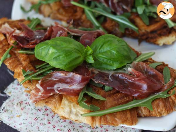 Croffle, en våffelliknande croissant med fikonmarmelad, getost och iberisk skinka