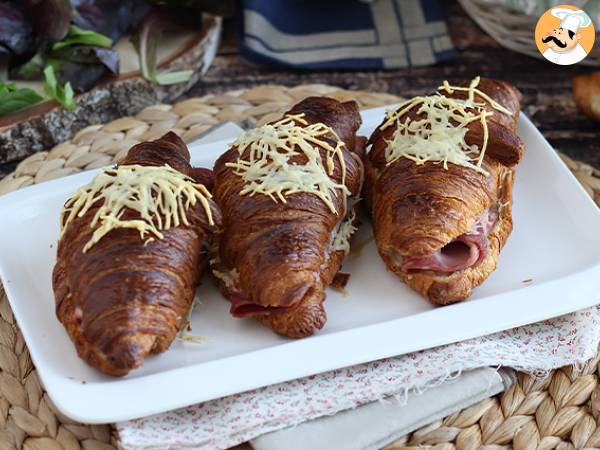 Croissanter med skinka och ost