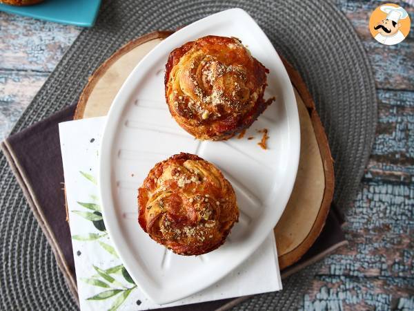 Cruffins, en kombination av croissant och muffins, i det här fallet med parmesan- och mozzarellaost. - foto 2