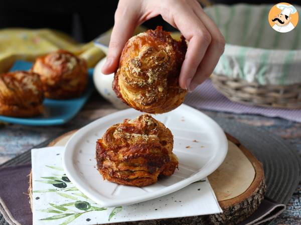 Cruffins, en kombination av croissant och muffins, i det här fallet med parmesan- och mozzarellaost. - foto 3