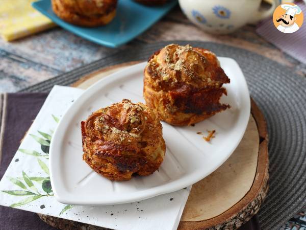 Cruffins, en kombination av croissant och muffins, i det här fallet med parmesan- och mozzarellaost. - foto 4