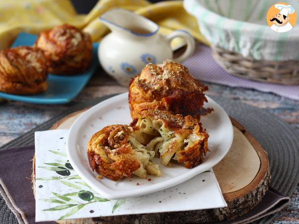 Cruffins, en kombination av croissant och muffins, i det här fallet med parmesan- och mozzarellaost. - foto 5