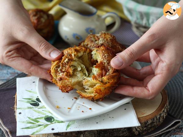 Cruffins, en kombination av croissant och muffins, i det här fallet med parmesan- och mozzarellaost. - foto 6