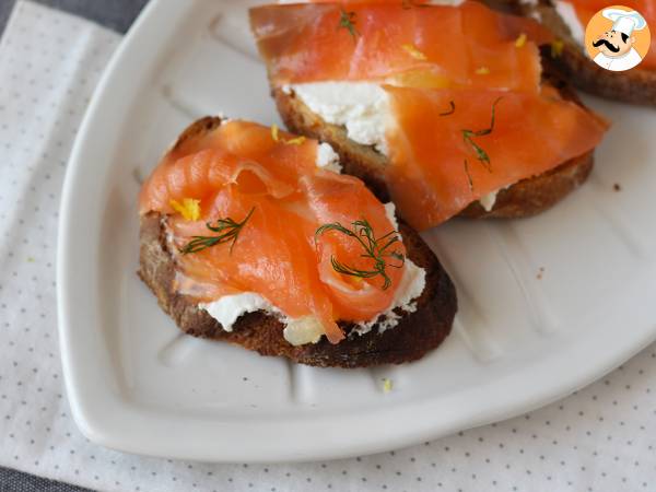 Färsk getost och rökt lax på rostat bröd - foto 3