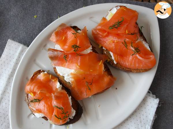 Färsk getost och rökt lax på rostat bröd - foto 5